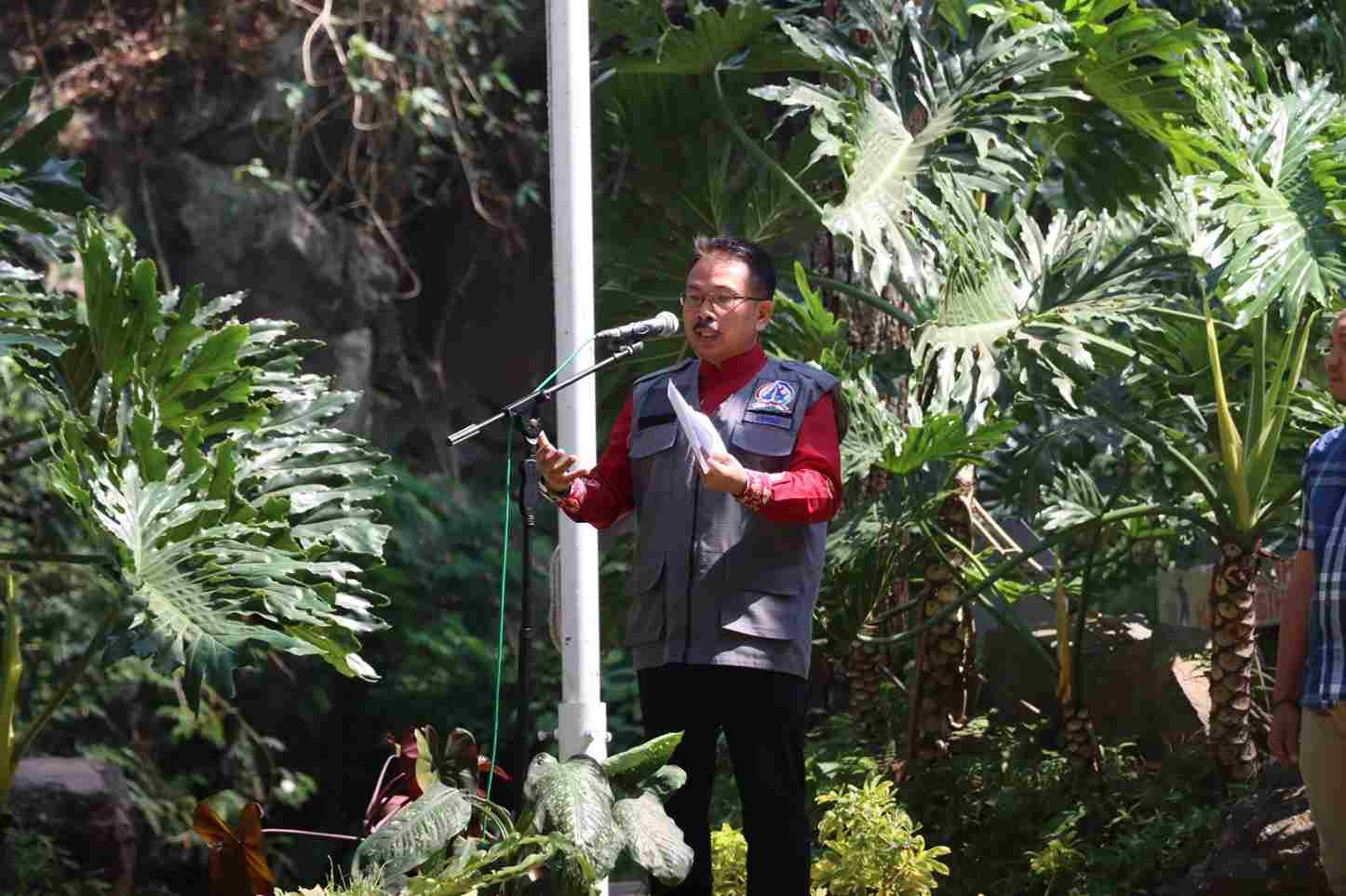 asisten 1 bidang pemerintahan dan kesra provinsi jawa timur, drs. benny sampirwanto 11zon