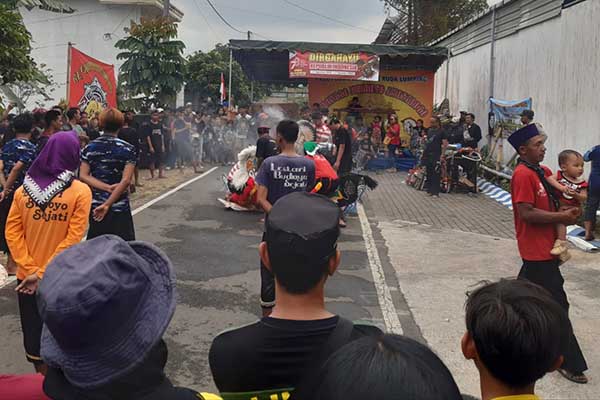 Babinsa-Bhabinkamtibmas amankan acara kuda lumping. (ist) - Babinsa-Bhabinkamtibmas Amankan Acara Kuda Lumping