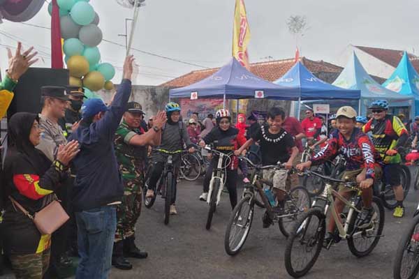 Babinsa Blimbing pantau gowes sepeda santai Balearjosari. (ist) - Babinsa Blimbing Pantau Gowes Sepeda Santai Balearjosari