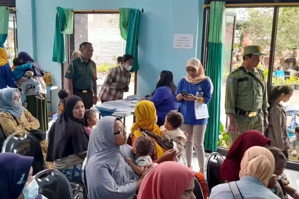 Babinsa Ciptomulyo dampingi penyaluran bantuan pangan bagi stunting. (ist) - Babinsa Ciptomulyo Dampingi Penyaluran Bantuan Pangan Bagi Stunting