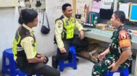 Babinsa Kebonsari komsos bersama Security Indogrosir. (ist) - Babinsa Kebonsari Komsos Bersama Security Indogrosir