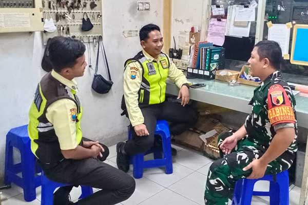 Babinsa Kebonsari komsos bersama Security Indogrosir. (ist) - Babinsa Kebonsari Komsos Bersama Security Indogrosir