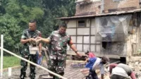 Babinsa Kiduldalem gotong royong bersama warga kerjakan pengecoran IPAL. (ist) - Babinsa Kiduldalem Gotong Royong Bersama Warga Kerjakan Pengecoran IPAL