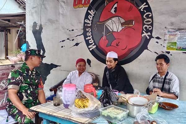 Babinsa Koramil 0833/04 Sukun silaturahmi pengasuh Pondok Pesantren Nurul Ulum. (ist) - Babinsa Koramil 0833/04 Sukun Silaturahmi Pengasuh Pondok Pesantren Nurul Ulum