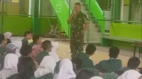 Babinsa Koramil 0833/05 berikan materi wasbang siswa SMKN 5 Malang. (ist) - Babinsa Koramil 0833/05 Berikan Materi Wasbang Siswa SMKN 5 Malang
