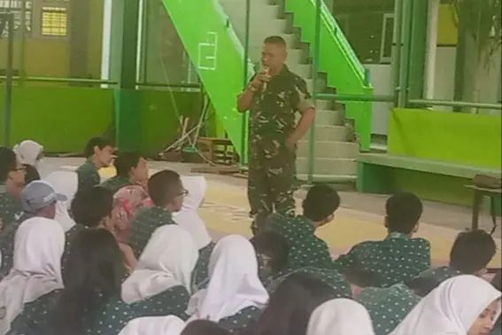 Babinsa Koramil 0833/05 berikan materi wasbang siswa SMKN 5 Malang. (ist) - Babinsa Koramil 0833/05 Berikan Materi Wasbang Siswa SMKN 5 Malang