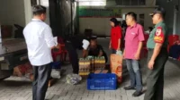 Babinsa Koramil Kedungkandang dampingi pasar murah Sawojajar. (ist) - Babinsa Koramil Kedungkandang Dampingi Pasar Murah Sawojajar
