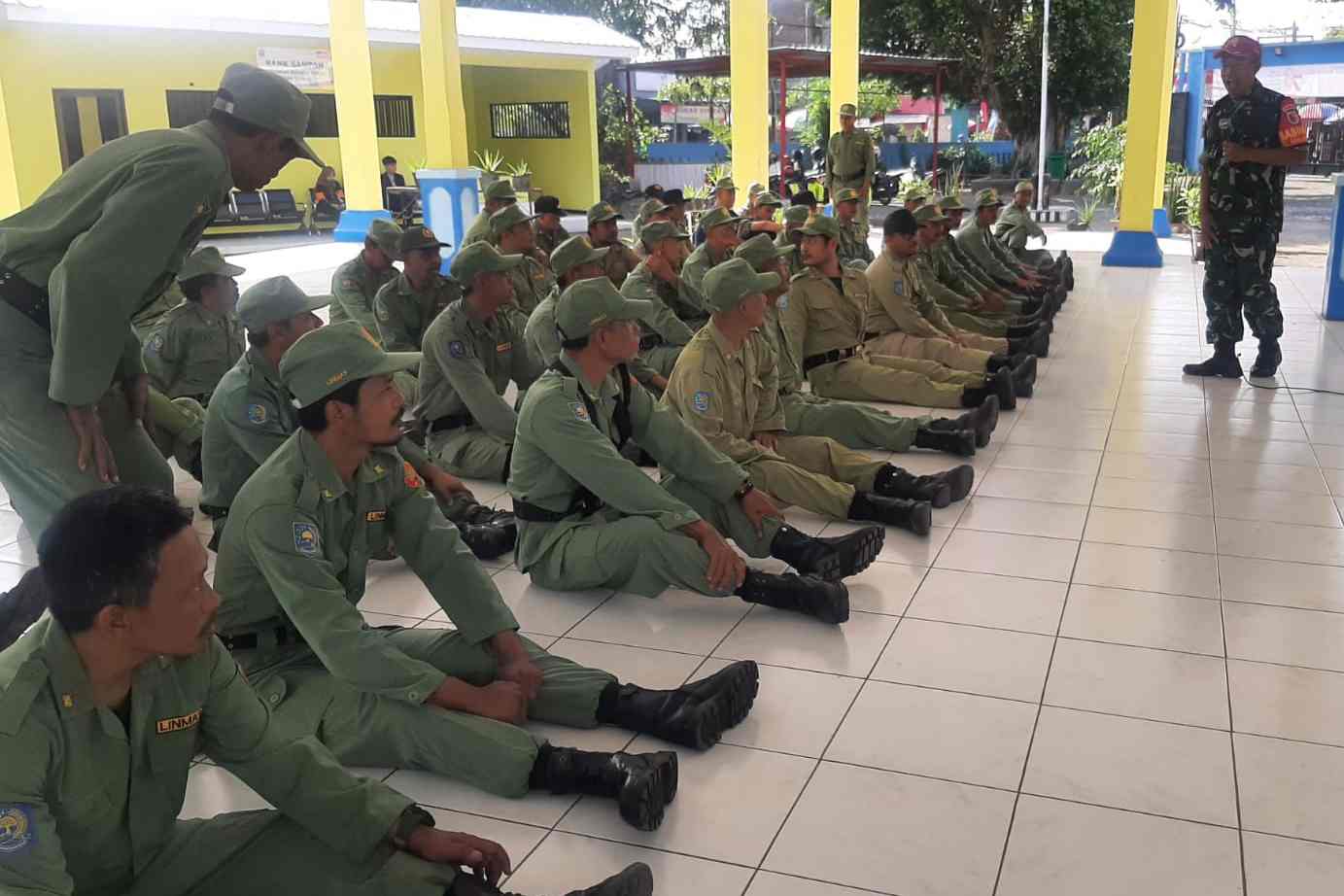 babinsa koramil sukun berikan materi pbb dan tingkatkan disiplin anggota linmas