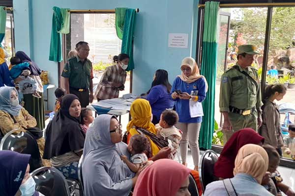 Babinsa Koramil Sukun dampingi penyaluran bantuan pangan bagi anak stunting. (ist) - Babinsa Koramil Sukun Dampingi Penyaluran Bantuan Pangan Bagi Anak Stunting