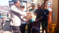 Babinsa Kotalama dampingi penyerahan bantuan korban bencana kebakaran. (ist) - Babinsa Kotalama Dampingi Penyerahan Bantuan Korban Bencana Kebakaran Muharto