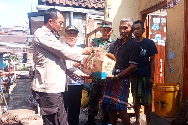 Babinsa Kotalama dampingi penyerahan bantuan korban bencana kebakaran. (ist) - Babinsa Kotalama Dampingi Penyerahan Bantuan Korban Bencana Kebakaran Muharto