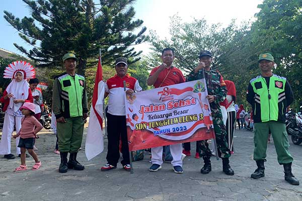 Babinsa Lowokwaru pengamanan jalan sehat dan bazar SDN 3 Tunggulwulung. (ist) - Babinsa Lowokwaru Pengamanan Jalan Sehat dan Bazar SDN 3 Tunggulwulung