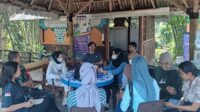 Babinsa Mulyorejo dampingi mahasiswa Unmer KKN sosialisasi pengembangan dan pengolahan bunga telang. (ist) - Babinsa Mulyorejo Dampingi Mahasiswa KKN Sosialisasi Pengembangan dan Pengolahan Bunga Telang