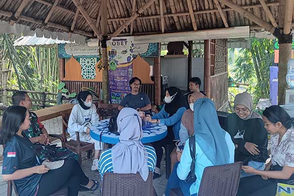 Babinsa Mulyorejo dampingi mahasiswa Unmer KKN sosialisasi pengembangan dan pengolahan bunga telang. (ist) - Babinsa Mulyorejo Dampingi Mahasiswa KKN Sosialisasi Pengembangan dan Pengolahan Bunga Telang