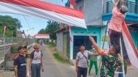 Babinsa Sukun bantu warga pasang bendera dan umbul-umbul. (ist) - Babinsa Sukun Bantu Warga Pasang Bendera dan Umbul-umbul