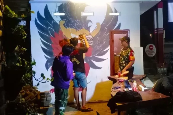 Babinsa motivasi karang taruna berkreasi melalui lukisan dinding. (ist) - Babinsa Sukun Motivasi Karang Taruna Lowokdoro Berkreasi Melalui Lukisan Dinding