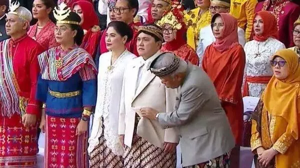 Basuki Hadimuljono menyingkap baju Erick Thohir. (ist - Kata Pak Bas Singkap Baju Erick Thohir: Saya Mau Lihat Penitinya