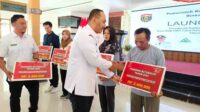 bupati ngawi secara simbolis menyalurkan dana bagi hasil cukai tembakau dbhcht kepada buruh pabrik rokok dan buruh petani tembakau 11zon