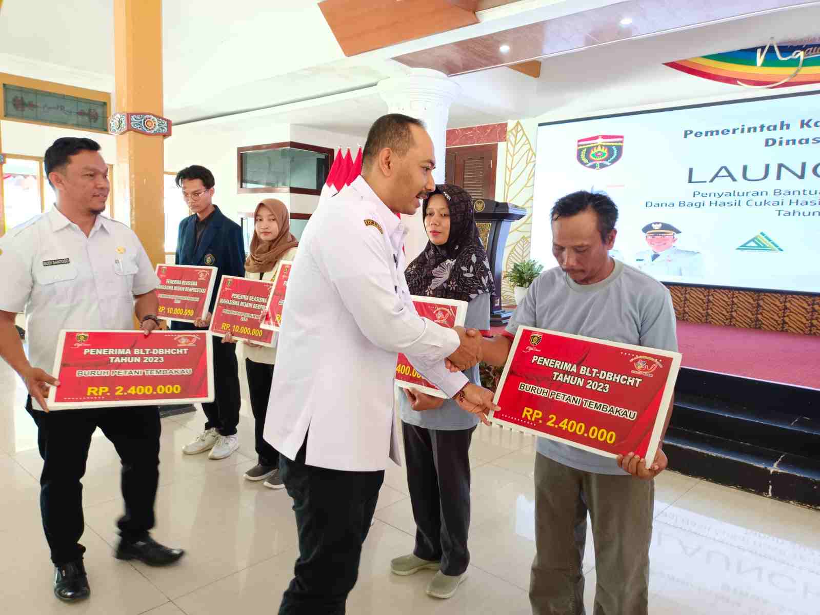 bupati ngawi secara simbolis menyalurkan dana bagi hasil cukai tembakau dbhcht kepada buruh pabrik rokok dan buruh petani tembakau 11zon