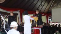 Bupati Pamekasan, Badrut Tamam saat menyerahkan Bendera Merah Putih. (Seru.co.id/udi) - Rayakan Kemerdekaan ke 78 RI, Bupati Pamekasan Ajak Masyarakat Teruskan Perjuangan Bangsa