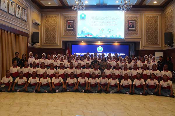 Dandim 0833 bersama Paskibraka Kota Malang. (ist) - Dandim 0833 Beri Pembekalan Paskibraka Kota Malang