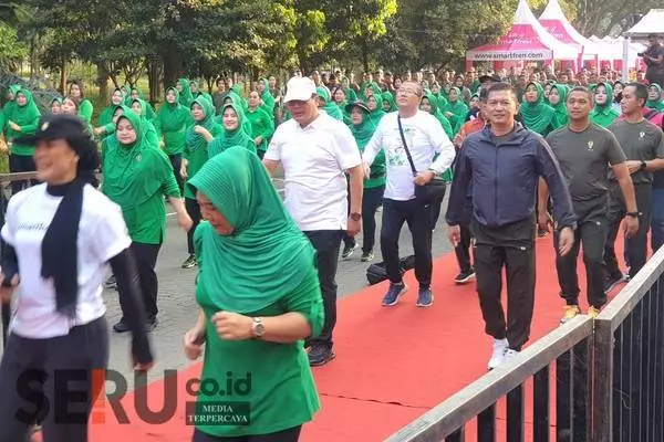 Danrem 083/Bdj dan Bupati Malang membaur senam bersama rakyat. (rhd) - Smartfren WOW 100% Malang Senam Bersama TNI-Rakyat di Rampal