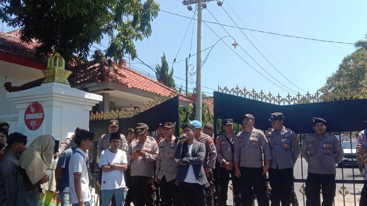 Dear Jatim melakukan aksi demonstrasi di depan gedung karesidenan kabupaten Pamekasan, Rabu (30/8/2023). (Seru.co,id/luq) - Kacab Dindik Pamekasan Digeruduk Dear Jatim Terkait Dugaan Jual Beli Seragam