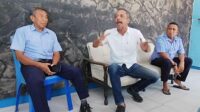 direktur madura united zia ul haq (tengah) saat mendatangi kantor pdam pamekasan 11zon