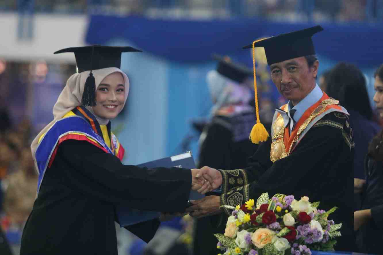 direktur polinema mengapresiasi reza sisilianti pebriana, a.md.a.b 11zon