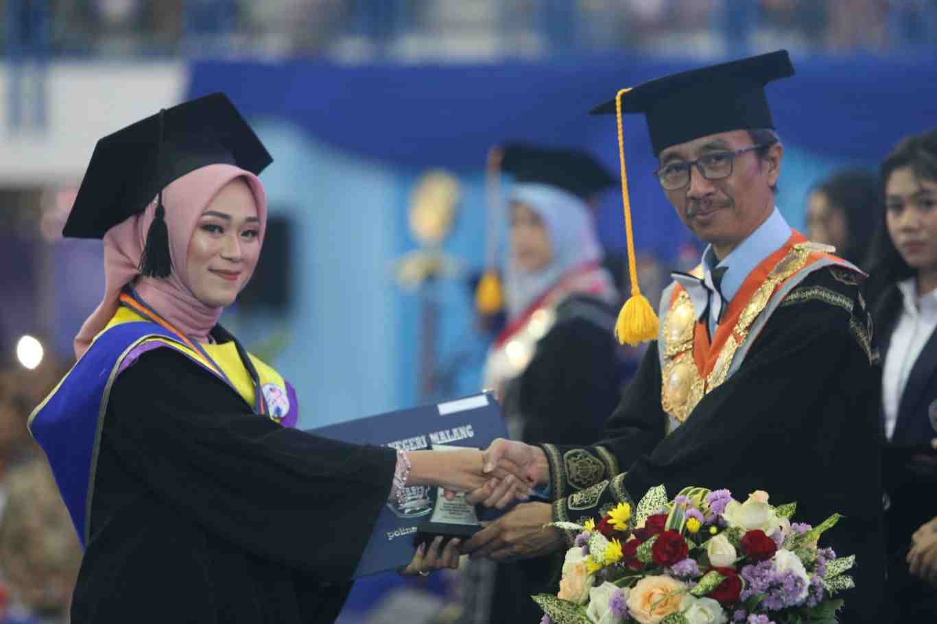 direktur polinema mengapresiasi shidqi bintang etsandini, s.tr.li 11zon