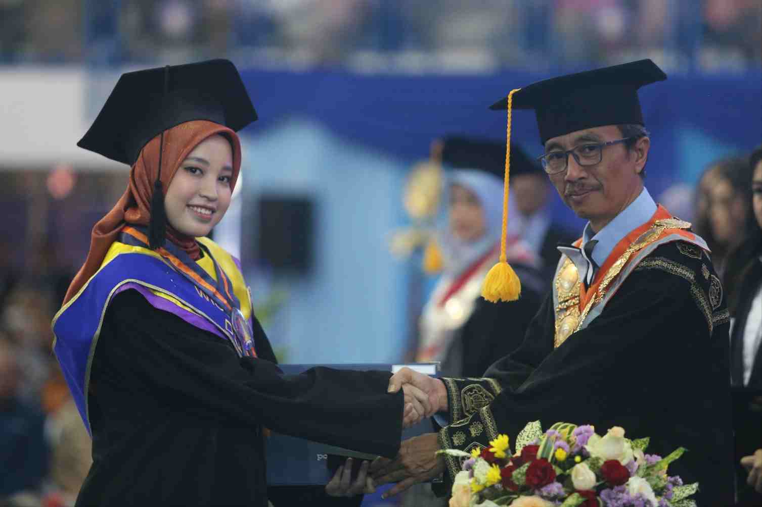 direktur polinema mengapresiasi sza sya monica valeria, m.tr.t ist 11zon