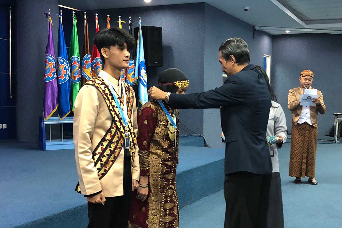 Direktur Polinema menyematkan simbolis name tag simbolis diterimanya mahasiswa PMM. (wul) - Polinema Terima 58 Mahasiswa Tepilih PMM dari 17 Kampus se-Indonesia