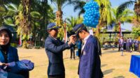 Direktur Polinema sematkan atribut almamater sebagai tanda penerimaan mahasiswa baru. (wul) - Polinema Terima 3.700 Mahasiswa Baru dalam Upacara Penerimaan