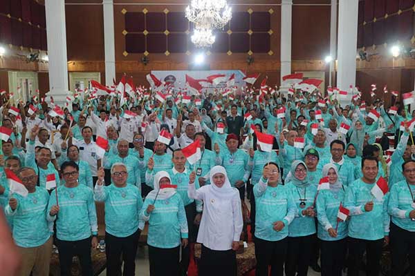 Foto bersama Gubernur Jatim saat Kunker di Pamekasan. (Seru.co.id/udi) - Kunjungi Pamekasan, Khofifah Minta Sekolah Tidak Jual Seragam