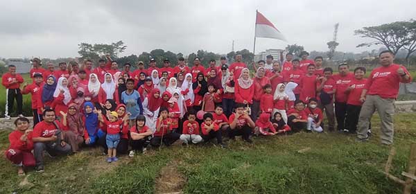 Foto bersama para warga di tengah sawah yang turut berpartisipasi untuk memperingati HUT ke 78 RI. (Seru.co.id/mzm) - Semarakkan HUT ke-78 RI, Warga Kampung Jasa Tirta Gelar Jalan Sehat Keliling Kampung