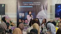 Founder MS Glow, Shandy Purnamasari, menjelaskan produk treatment Exosome Signal Cell Injection. (rhd) - MS Glow Launching Treatment Exosome Signal Cell Injection