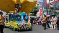 garudya tugu tirta mendapat sambutan dari penonton yang menyaksikan karnaval kota malang