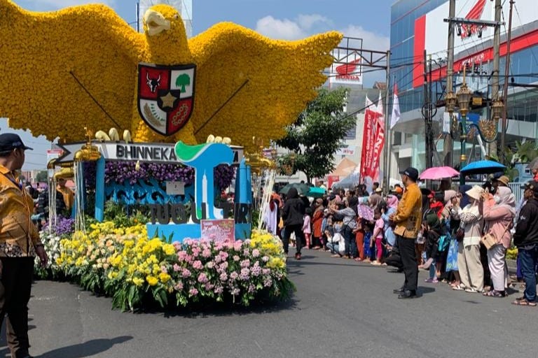 garudya tugu tirta mendapat sambutan dari penonton yang menyaksikan karnaval kota malang