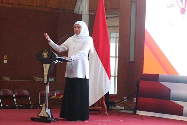 Gubernur Jawa Timur, Khofifah Indar Parawansa saat sambutan di gedung bakorwil Pamekasan. (Seru.co.id/udi) - Kunjungi Pamekasan, Khofifah Minta Sekolah Tidak Jual Seragam