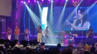 Happy Asmara menggoyang wisudawan-wisudawati IKIP Budi Utomo berjoget bersama. (rhd) - Happy Asmara Goyang Wisudawan IKIP Budi Utomo