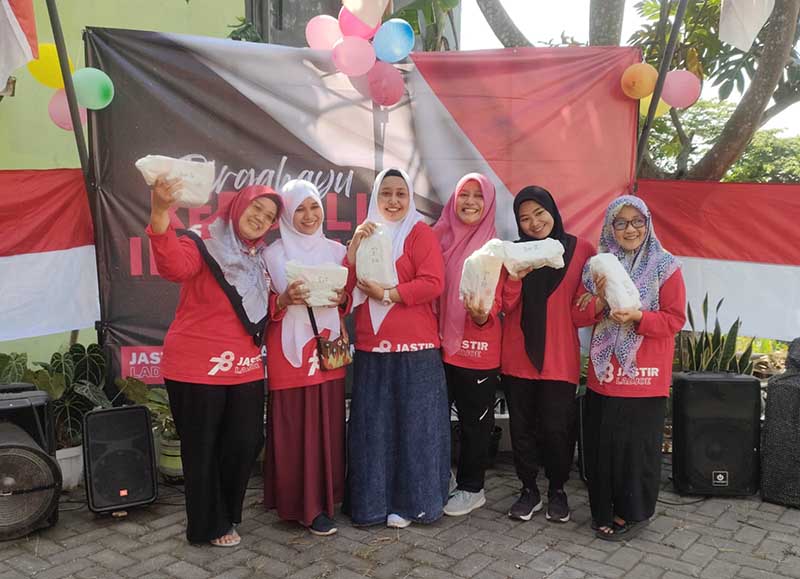 Ibu-ibu warga RT 6/RW 8 Kampung Jasa Tirta yang menerima hadiah dari lomba yang digelar. (Seru.co.id/mzm) - Semarakkan HUT ke-78 RI, Warga Kampung Jasa Tirta Gelar Jalan Sehat Keliling Kampung