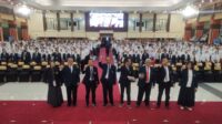 Jajaran Direktur Pascasarjana dan Rektorat UB bersama maba Magister dan Doktor. (rhd) - Dorong Mahasiswa Pascasarjana UB Unggulan, Ribuan Maba Magister dan Doktor Ikuti ORDIK