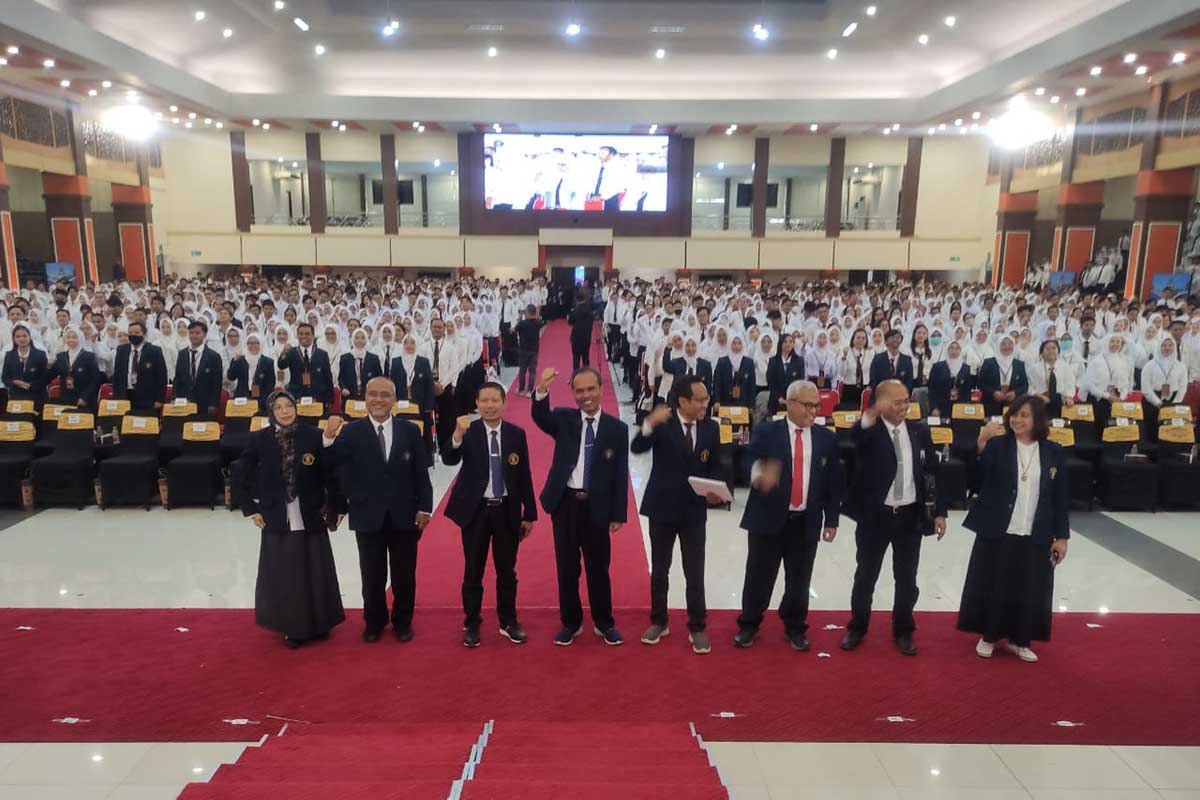 Jajaran Direktur Pascasarjana dan Rektorat UB bersama maba Magister dan Doktor. (rhd) - Dorong Mahasiswa Pascasarjana UB Unggulan, Ribuan Maba Magister dan Doktor Ikuti ORDIK