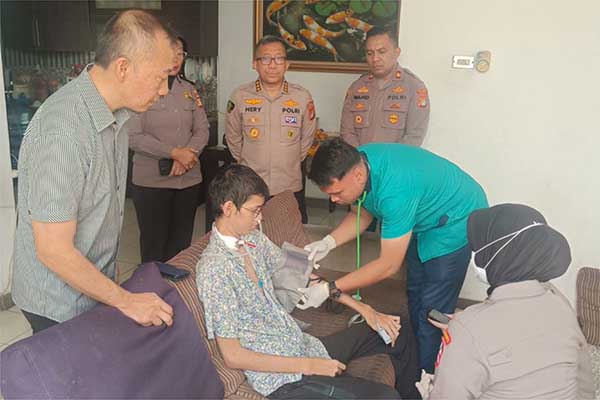 Jajaran Kedokteran dan Kesehatan Polri (Dokkes Polri) serta Polres Jakarta Selatan (Jaksel) saat memeriksa Sultan. (ist) - Kapolri Terjunkan Tim Kesehatan Membantu Kesehatan Mahasiswa UB yang Terjerat Kabel Optik