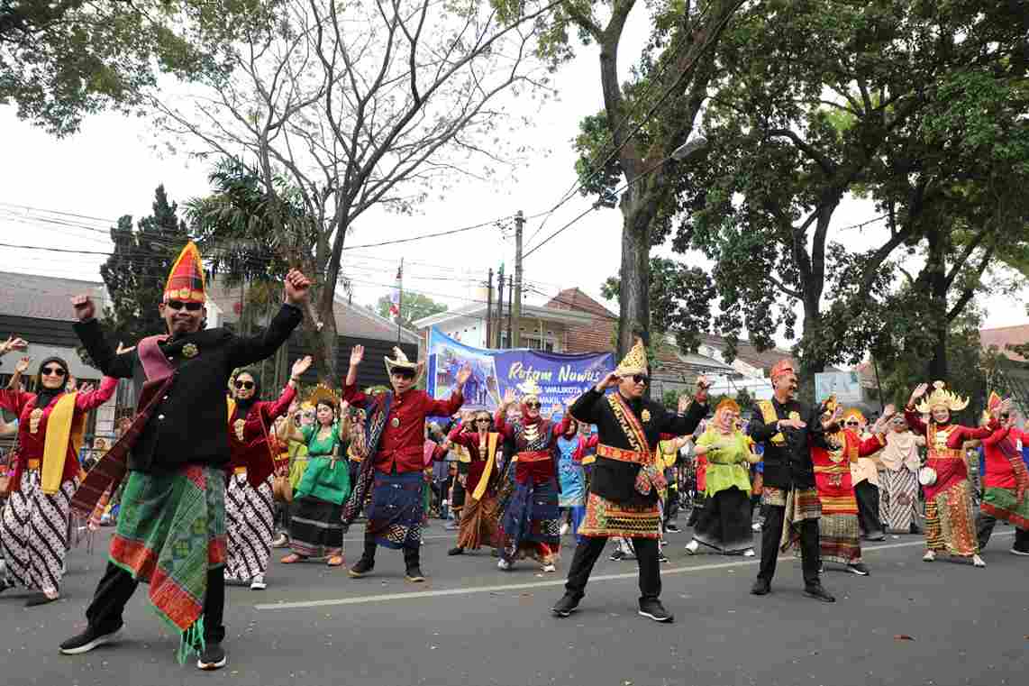 jajaran pemkot malang menari bersama 11zon