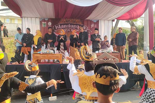 Jajaran perangkat Desa Landungsari yang mensupport terselenggaranya acara Bersih Dusun Klandungan. (Seru.co.id/mzm) - Uri-uri Budaya Jawa, Selamatan Bersih Dusun di Klandungan