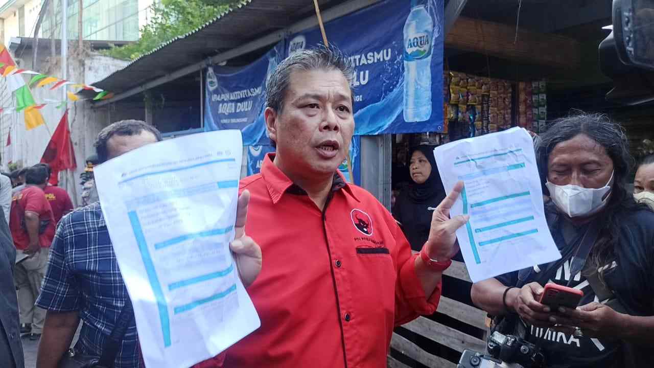 jhon tamrun anggota dprd kota surabaya saat memegang gugatan perdata di lokasi eksekusi 11zon