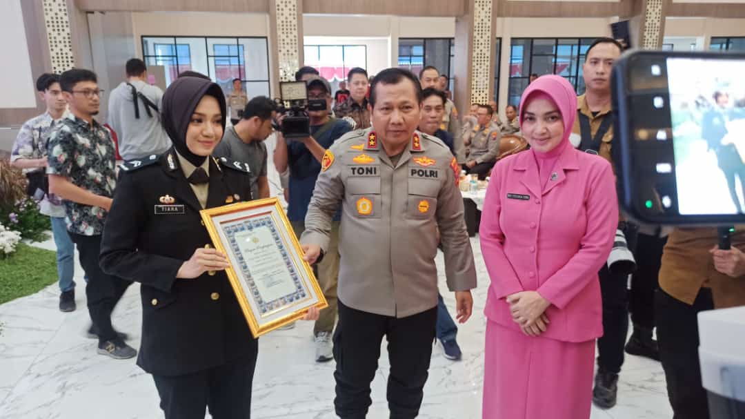 kapolda jatim irjen pol dr toni harmanto saat kepada