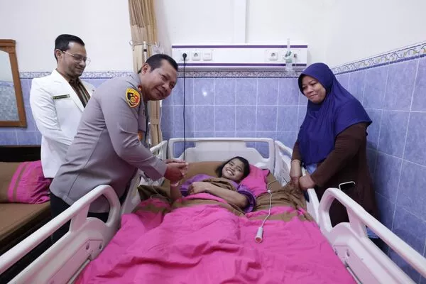 Kapolda Jatim Jenguk Cyntya Afrianti Amala, di RS Bhayangkara Polda Jatim. - Jelang Operasi, Kapolda Jatim Beri Semangat Cyntya, Gadis Viral Penjual Peyek di Surabaya