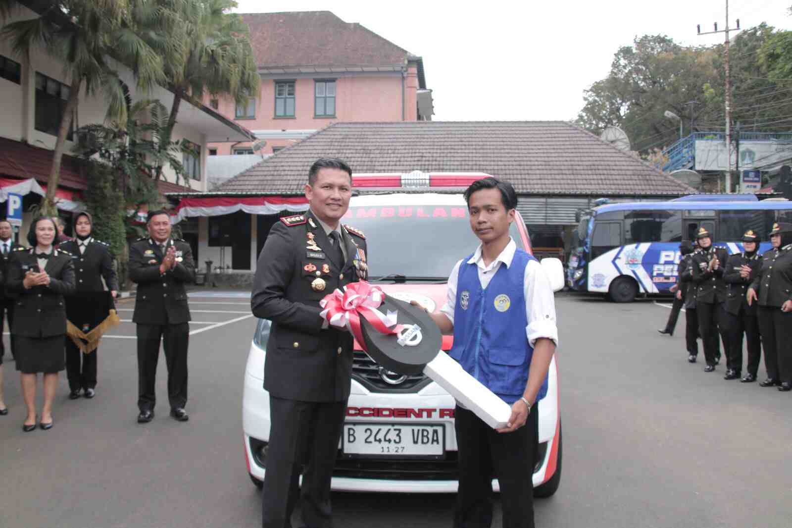 kapolresta malang kota menyerahkan mobil ambulance untuk relawanan estehhangat 11zon